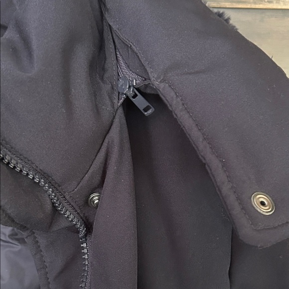 Uniqlo Navy Long Puffer Coat with Plush Detachable Hood - Picture 11 of 12